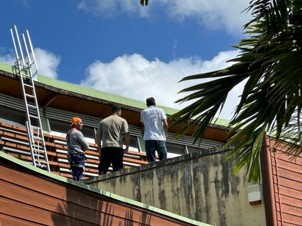 Organisation de la sécurisation de la toiture avant démarrage des travaux. © Jacqueline Réminy .jpg